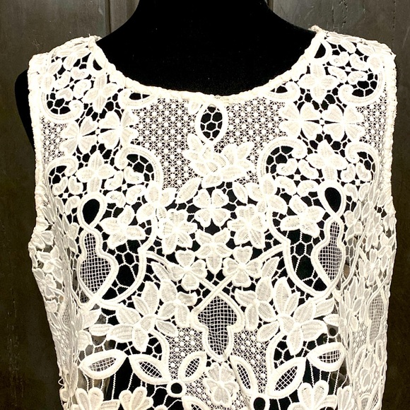 Acemi white lace & crochet tank top - Size Medium - Picture 4 of 9